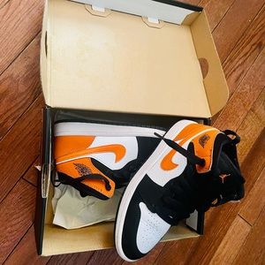 Jordan 1 Mid